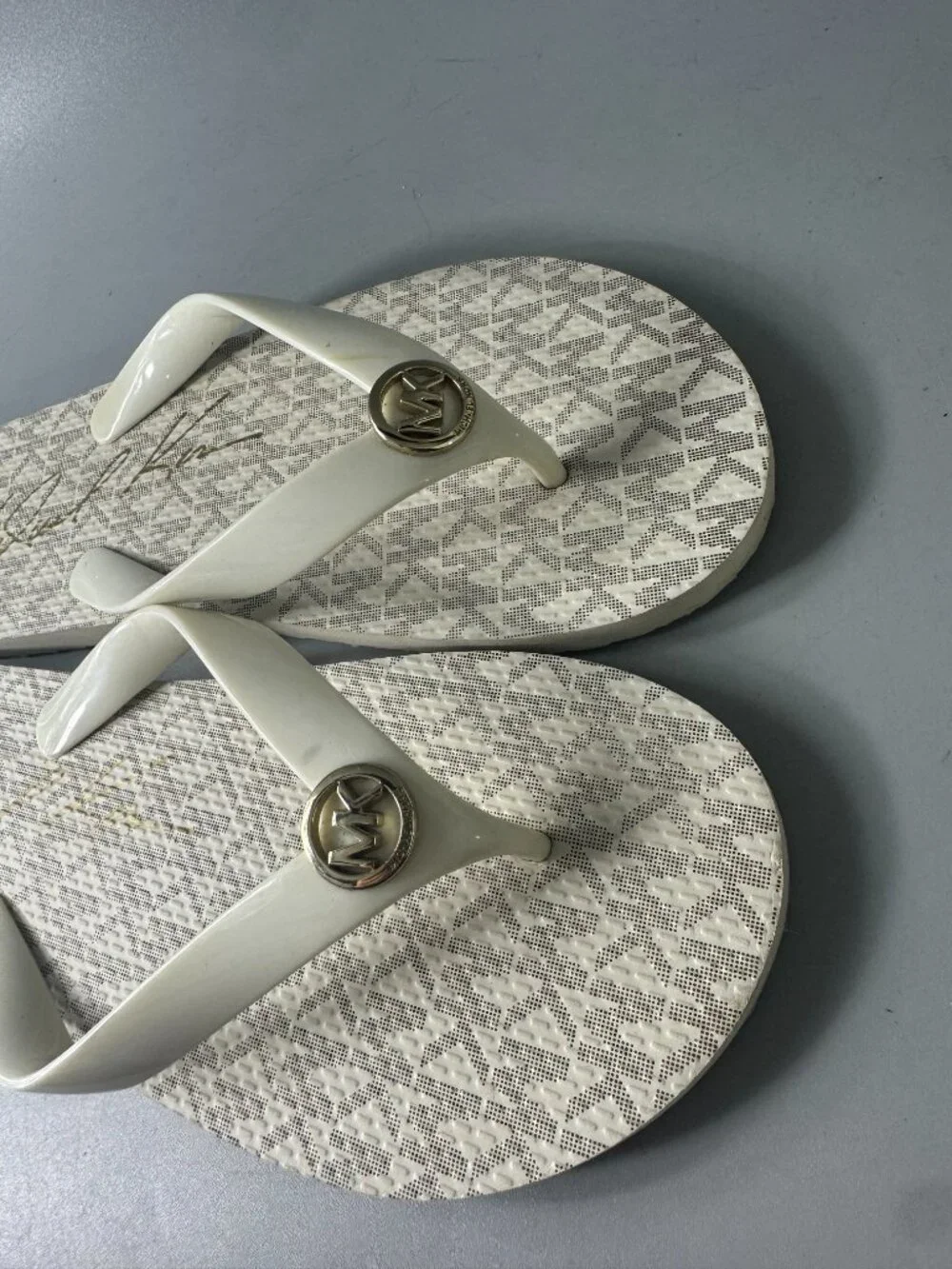 MICHAEL Michael Kors VANILLA WHITE FLIP FLOP MK LOGO SANDALS - Size 8
